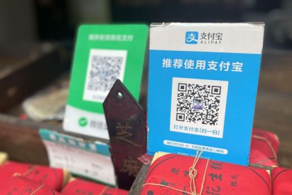 Ứng dụng Alipay (bên phải) và WeChat xuất hiện ở mọi nơi. Ảnh: Linh Hương