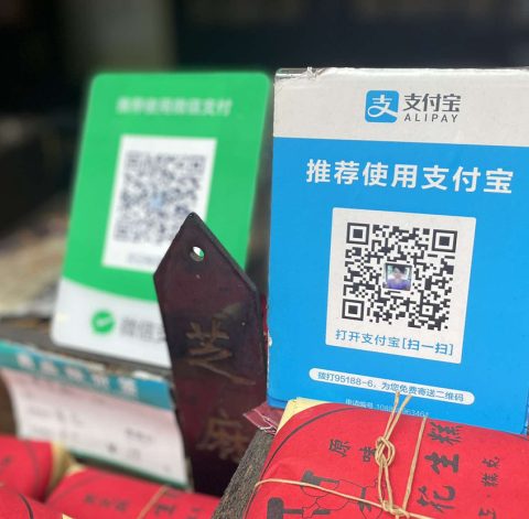 Ứng dụng Alipay (bên phải) và WeChat xuất hiện ở mọi nơi. Ảnh: Linh Hương