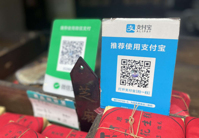 Ứng dụng Alipay (bên phải) và WeChat xuất hiện ở mọi nơi. Ảnh: Linh Hương