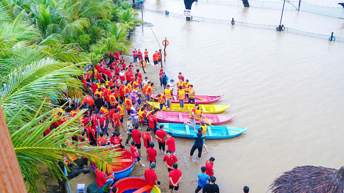 Du khách tham gia trò chơi ven sông Tiền. Ảnh: Nguyễn Khánh