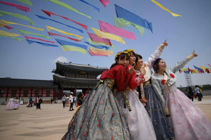 Khách Trung Quốc tham quan Cảnh Phúc cung, Seoul, Hàn Quốc. Ảnh: AFP