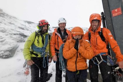 Anh Tùng (áo cam thứ hai từ phải sang) chụp ảnh cùng đoàn cứu hộ. Ảnh: NVCC