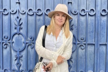 Christina Ford, blogger phong cách sống 63 tuổi người Canada và đã đến Anh sống từ năm 2016. Ảnh: Leah McLaren Substack