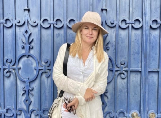 Christina Ford, blogger phong cách sống 63 tuổi người Canada và đã đến Anh sống từ năm 2016. Ảnh: Leah McLaren Substack