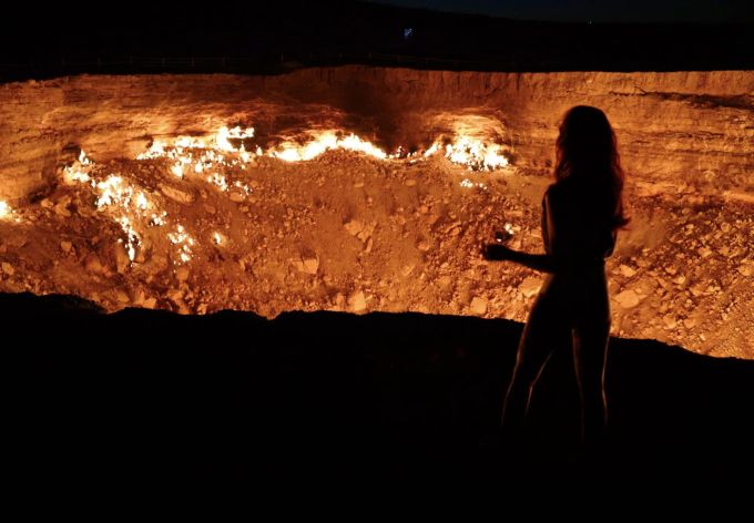 Thúy Anh chụp ảnh tại Gate of Hell trong chuyến du lịch tháng 9. Ảnh: NVCC