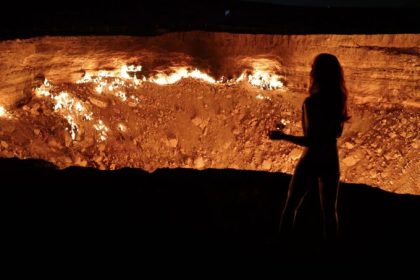 Thúy Anh chụp ảnh tại Gate of Hell trong chuyến du lịch tháng 9. Ảnh: NVCC