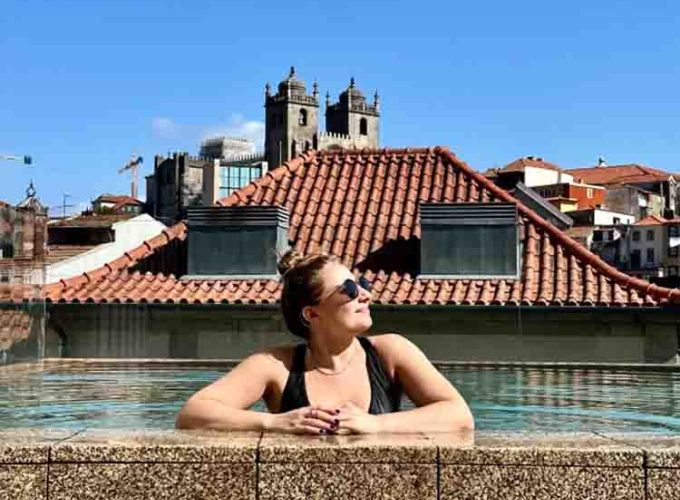 Rebecca chụp ảnh tại bể bơi khách sạn trong chuyến du lịch châu Âu hè năm nay. Ảnh: BI