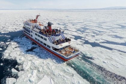 Tàu phá băng ở vùng biển Okhotsk. Ảnh: Visit Hokkaido