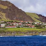 Đảo Tristan da Cunha nhìn từ ngoài khơi. Ảnh: Travel Images