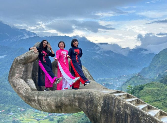 Khách Thái Lan rất thích mặc áo dài Việt Nam để chụp ảnh. Ảnh: Cao Ngọc Sơn