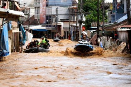 Các nhân viên cứu hộ đang tìm kiếm nạn nhân ở khu vực bị ngập lụt tại tỉnh Chiang Rai, Thái Lan. Ảnh: AP