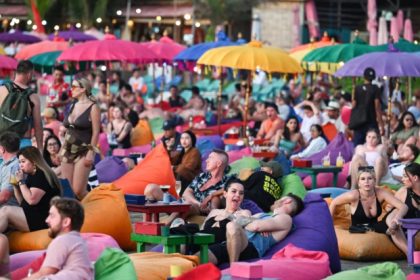 Du khách quốc tế tập trung ở các câu lạc bộ bãi biển tại Bali để thư giãn. Ảnh: SCMP