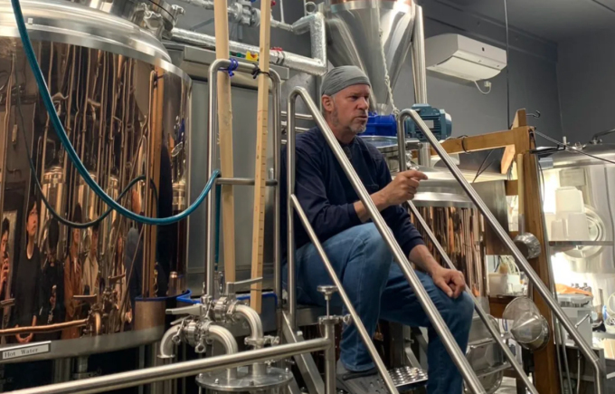 Dave chụp ảnh khi đang làm việc tại xưởng bia ở Nhật. Ản: CNN