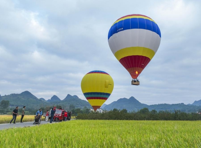 Du khách Trung Quốc Khách ngồi khinh khí cầu ngắm cảnh ở thị trấn Vạn Kinh, huyện Ninh Viễn, tỉnh Hồ Nam, ngày 6/10, dịp Tuần lễ vàng. Ảnh: Xin hua