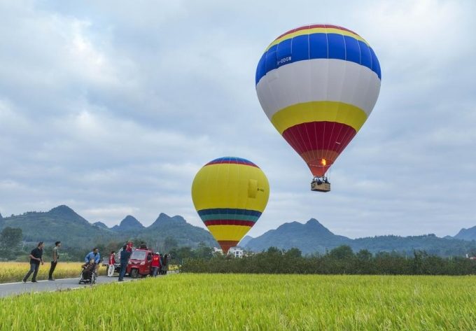 Du khách Trung Quốc Khách ngồi khinh khí cầu ngắm cảnh ở thị trấn Vạn Kinh, huyện Ninh Viễn, tỉnh Hồ Nam, ngày 6/10, dịp Tuần lễ vàng. Ảnh: Xin hua