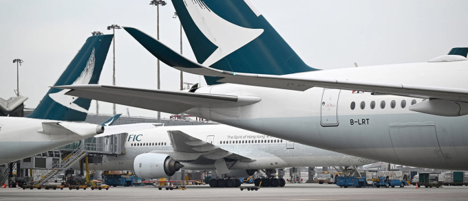 Máy bay của hãng Cathay Pacific đậu trên sân bay quốc tế Hong Kong. Ảnh: AFP