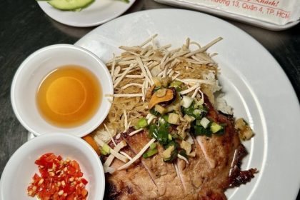 Cơm tấm sườn bị tại tiệm cơm tấm bãi rác. Ảnh: Dũng Nguyễn