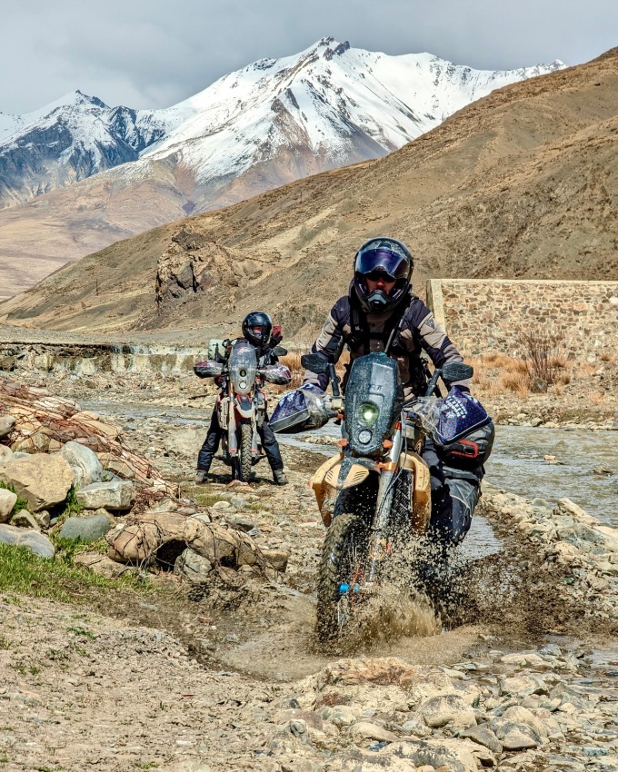 Cặp du khách Singapore trên đường từ Lhasa đi Gyantse, Tây Tạng, Trung Quốc. Ảnh: Allterrainoverlanders