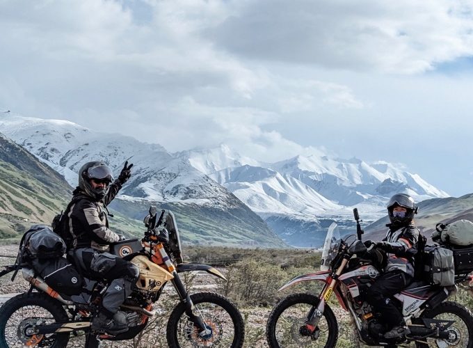 Khatau (trái) và Mak (phải) ở Kyrgyzstan trong ngày thứ 118 của cuộc hành trình. Ảnh: Allterrainoverlanders