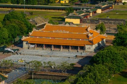 Điện Thái Hòa gỡ các rào chắn để thuận lợi cho khách tham quan. Ảnh: Nguyễn Phong