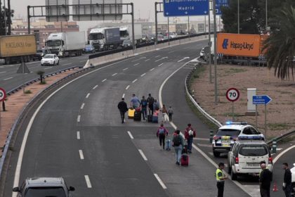 Du khách phải đi bộ đến sân bay ngày 30/10. Ảnh: X/Eduardo Cuesta