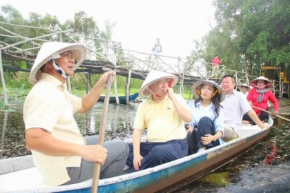 Bí thư Tỉnh ủy Long An và Tổng lãnh sự Hàn Quốc tại TP HCM chèo xuồng tham quan làng nổi Tân Lập, ngày 29/10. Ảnh: Nam An