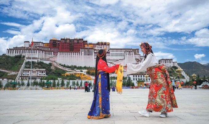 Du khách ở cung điện Potala, Tây Tạng, Trung Quốc. Ảnh:China Daily