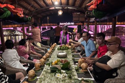 Du khách ăn tối trên thuyền ngắm cảnh Bến Tre về đêm. Ảnh: Du lịch Việt