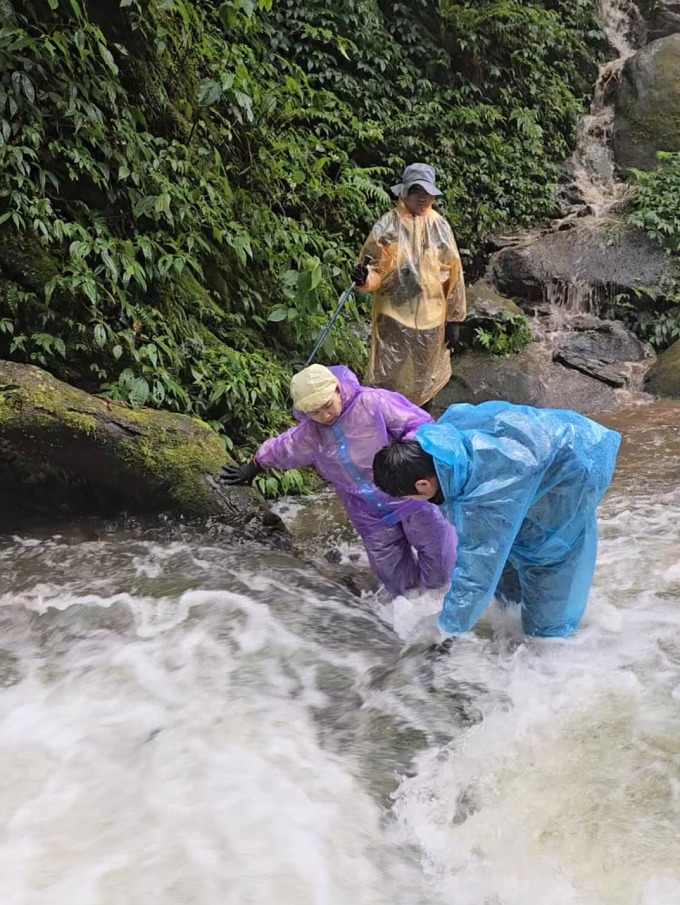 Một đoạn suối trên đường trekking Tà Chì Nhù hôm 22/9. Ảnh: Kiều Tùng Lâm