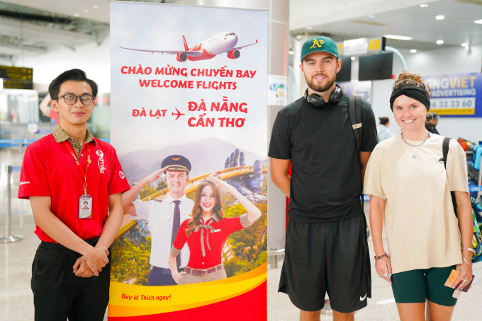 Khách nước ngoài trải nghiệm đường bay Đà Lạt – Đà Nẵng của Vietjet. Ảnh: Minh Trường