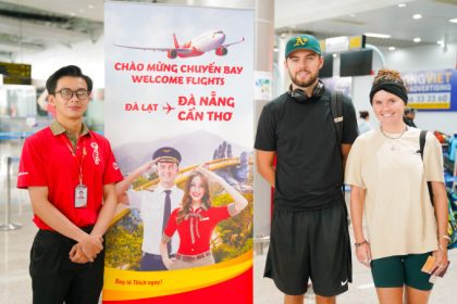 Khách nước ngoài trải nghiệm đường bay Đà Lạt – Đà Nẵng của Vietjet. Ảnh: Minh Trường
