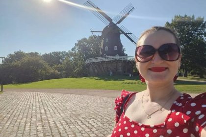 Adelina tham quan công viên ở Malmö. Ảnh: SWNS