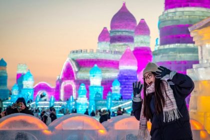 Du khách check in bên tác phẩm điêu khắc từ băng. Ảnh: Xinhua