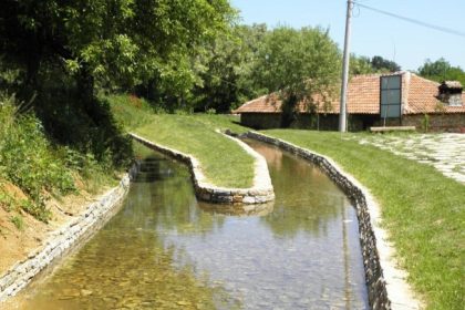 Sông Nerodimka chia làm hai nhánh. Ảnh: Zoran Vlašković