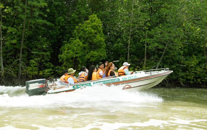 Du khách đi ca nô tham gia tour xuyên rừng ngập mặn ở Đất Mũi. Ảnh: An Minh