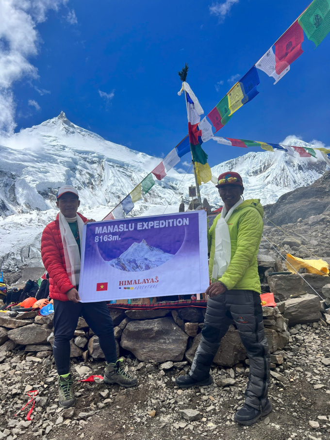 Nguyễn Mạnh Duy và Temba Bhote trước khi chinh phục đỉnh Manaslu.  Ảnh: NVCC