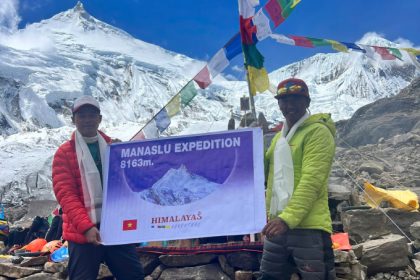 Nguyễn Mạnh Duy và Temba Bhote trước khi chinh phục đỉnh Manaslu.  Ảnh: NVCC