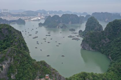 Vịnh Hạ Long còn nhiều đảo hoang sơ, bão tắm đẹp có thể khai thác làm du lịch. Ảnh Ngọc Thành