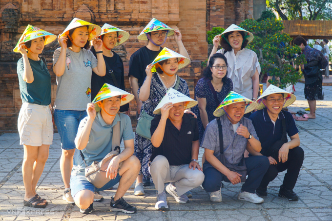 Du khách Hàn Quốc tham quan tháp bà Ponagar tại TP Nha Trang, Khánh Hoà. Ảnh: Bùi Toàn