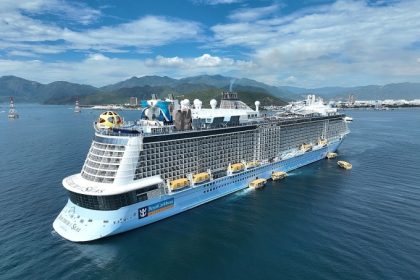 Một du thuyền chở khách quốc tế vào vịnh Nha Trang hồi năm 2023. Ảnh: Phúc Hậu