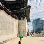 Kiều Hoa tạo dáng trước cung điện Gyeongbokgung. Ảnh: NVCC