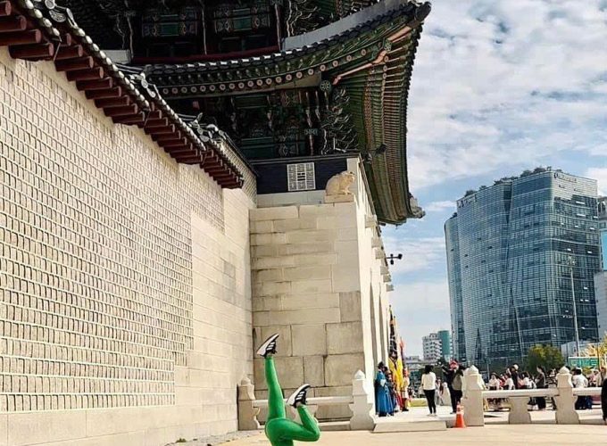 Kiều Hoa tạo dáng trước cung điện Gyeongbokgung. Ảnh: NVCC
