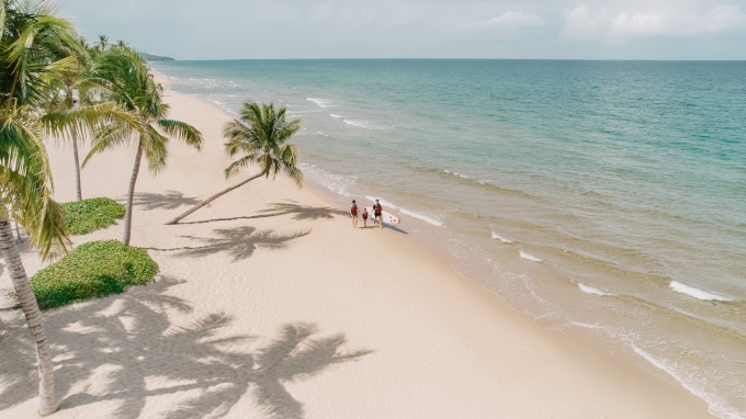 InterContinental Phu Quoc Long Beach Resort sở hữu đường bờ biển dài trong xanh với cát trắng, nắng vàng. Ảnh: InterContinental Phu Quoc Long Beach Resort