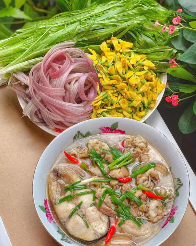 Rau hẹ nước (màu xanh). Ảnh: Huỳnh Nhi