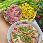 Rau hẹ nước (màu xanh). Ảnh: Huỳnh Nhi