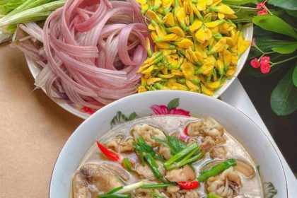 Rau hẹ nước (màu xanh). Ảnh: Huỳnh Nhi
