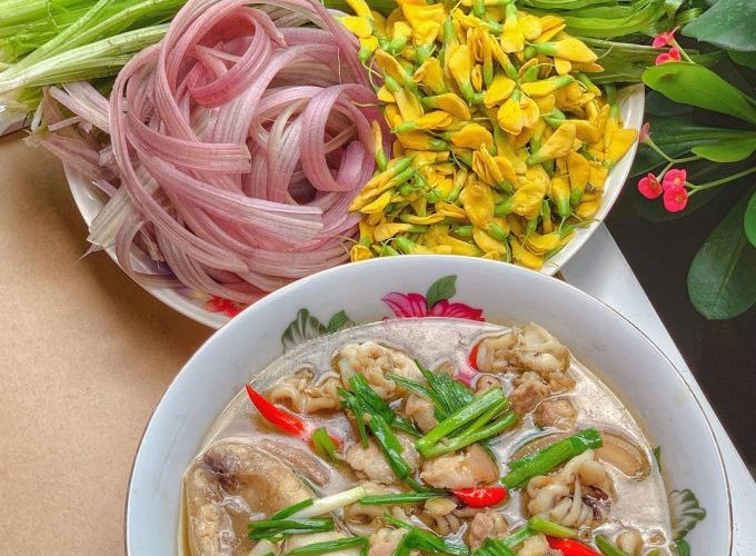 Rau hẹ nước (màu xanh). Ảnh: Huỳnh Nhi