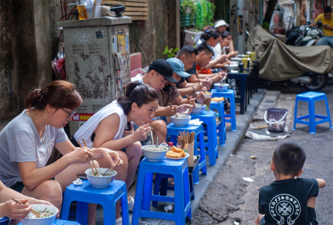 Khách ngồi ngoài vỉa hè ăn phở Ấu Triệu. Ảnh:Thế Bằng