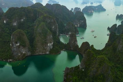 Khu vực hang Sửng Sốt trên vịnh Hạ Long hồi tháng 4. Ảnh: Giang Huy