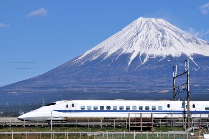 Một đoạn trong tuyến đường sắt cao tốc Shinkansen ở Nhật Bản. Ảnh: Work In Japan